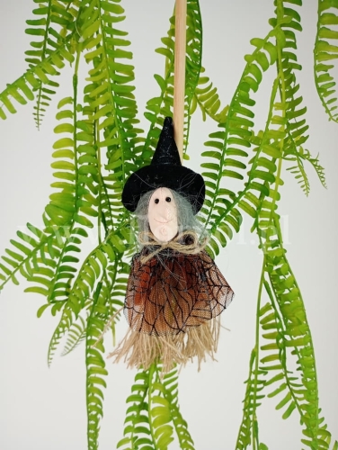 zawieszka - baba-jaga na miotle 1szt pomarańcz (24BN051)