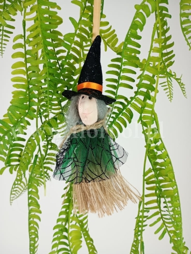 zawieszka - baba-jaga na miotle 1szt zielony (24BN051)