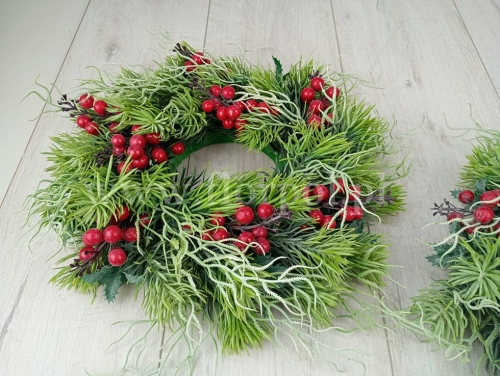 wianek świąteczny sosna, ostrokrzew i owoce większy 1szt zielony/czerwony (GAB500)